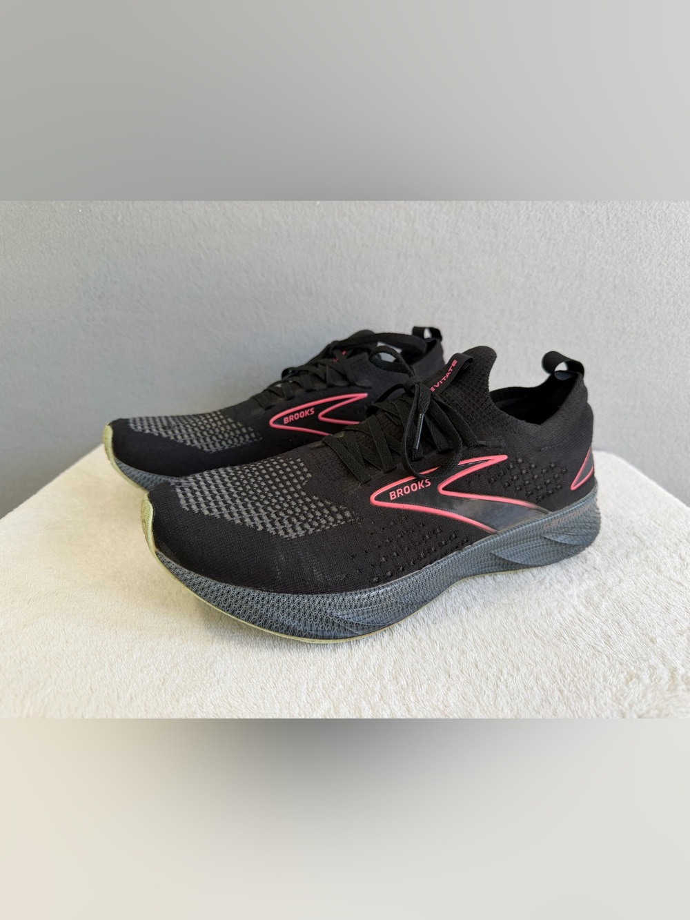 Brooks StealthFit 6 Levitate Athletic Running Shoes Women’s Size 9.5 Black/Pink